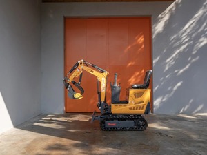 Mini-excavatrice sur chenilles jaune avec bras hydraulique et godet, équipement de construction motorisé - Product Image 6