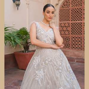 ชุดงานหมั้นสีงาช้างออกแบบโดยดีไซเนอร์สำหรับเจ้าสาวชุดเพื่อนเจ้าสาวปักด้วยมือเย็บปะติดและปักเลื่อมจำนวนมากจากอินเดีย - Product Image 3