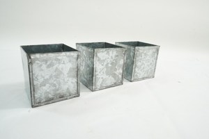 Maceta de metal galvanizado, estilo rústico, fiable y duradera, diseñada para uso en exteriores e interiores con acabado de acero y zinc. - Product Image 2