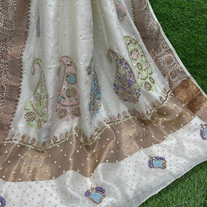 Saree en soie pure Chanderi avec travail manuel traditionnel Lucknowi Mukesh & Pearl pour les fêtes et les mariages - Product Image 1