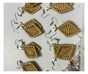 Pendientes de ratán bohemios hechos a mano-Pendientes de ratán ligeros para el verano, diseño tejido natural, perfecto para la playa o el aspecto de un festival - Product Image 4