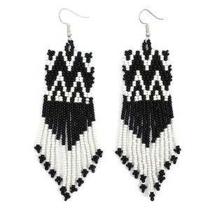 Pendiente de cuentas largas con flecos de color blanco y negro para mujer, se acepta personalización, pendientes de gota con cuentas para mujer, coloridos hechos a mano - Product Image 1