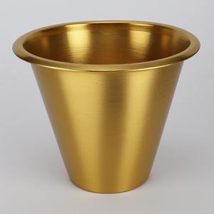 Maceta decorativa de oro de latón antiguo rústico clásico perfectamente diseñada para una elegante decoración de jardín de temporada e interior - Product Image 2