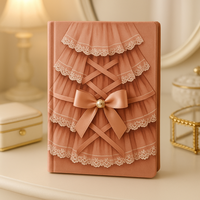 LABON Carnet A5 en tissu rose avec nœud perlé et volants superposés pour cadeau élégant.