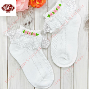 Adorables calcetines de bebé tejidos a mano con bordado floral - Product Image 3