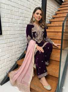 Celebra la Elegancia Invernal con un Salwar Kameez de Terciopelo Viscosa Premium Adornado con Lentejuelas y Bordado Zari de Secado Rápido para Fiestas - Product Image 2