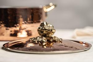 Cacerola de Lujo con Acabado en Cobre, Diseño Martillado y Asa Floral, Ideal para Eventos, Cenas en Casa y Ocasiones Especiales - Product Image 4