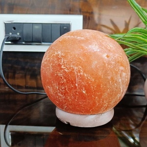 Lampe au sel de l'Himalaya artisanale écologique en forme de bol en forme de sphère sculptée pour la décoration intérieure naturelle et l'ambiance de bien-être - Product Image 2