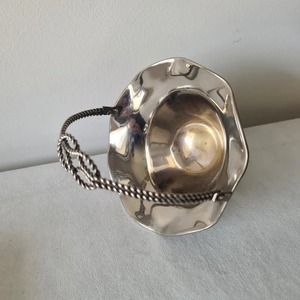 Bol de service en argent de designer avec poignée, parfait pour la décoration de table et l'affichage en pièce maîtresse, fabriqué à la main en Inde - Product Image 5
