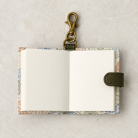 Carnet de voyage personnalisé LABON A7 avec couverture crème, impression estampée motif repère, dos en cuir vert, rabat à pression, fermoir mousqueton en laiton, OEM ODM