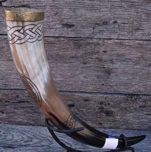 Cuerno vikingo festivo para beber Calidad Premium con un toque elegante para las fiestas navideñas - Product Image 1