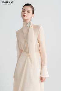 Nouvelle Collection 2025 Blouses et chemises pour femmes couleur Beige Oliver Wrap Blouse pure tri-acétate tissu femmes vêtements Vietnam - Product Image 4