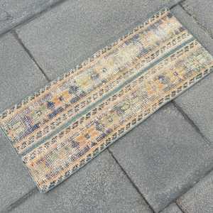 Alfombra Turca Vintage de 1.1x2.7 pies, Alfombra Pequeña Azul de Lana Ikat, Alfombra Ecológica con Respaldo de Látex - Product Image 2