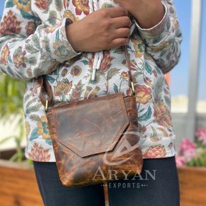 Bolso Crujiente de Cuero Auténtico Hecho a Mano para Mujer, Bandolera Elegante de Cuero de Grano Completo, Ideal para Regalo - Product Image 1