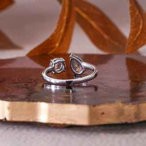 Anillo de Boda Personalizable con Moissanita Original en Corte Pera para Mujer, Plata de Ley 925 con Baño de Rodio, Joyería Fina, Regalo para Pareja - Product Image 3