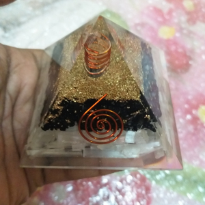 Pyramide d'orgone en tourmaline noire et sélénite sculptée pierre de chakra avec bobine de cuivre pour l'artisanat de méditation et d'orgonite - Product Image 2
