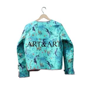 Chaqueta Acolchada Hecha a Mano para Mujer, Estilo Estampado de Bloques de Pescado, Algodón Reversible Ecológico, Cierre de Botones Cubiertos, Regalo Navideño - Product Image 6