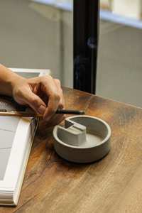 Cenicero de Cemento Hecho a Mano Personalizado Clásico TCE, Accesorio para Fumar de Cemento Sólido, Duradero y Reutilizable para Mesa, Hogar, Hotel, Cafetería, Bar - Product Image 4