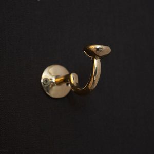 Ganchos de pared de latón con acabado dorado para añadir elegancia a cualquier pasillo, dormitorio u oficina. - Product Image 2
