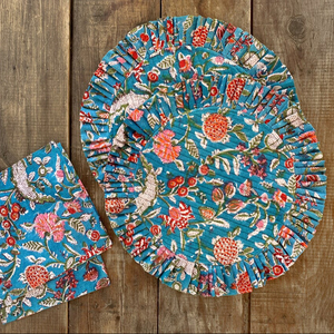 Juego de dos manteles redondos acolchados con volantes y servilletas Estampado de bloques de algodón puro hecho a mano e impreso a mano en la India - Product Image 1