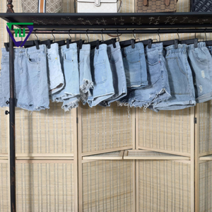 Pantalones Cortos de Mezclilla Azul Claro Desgastados de Segunda Mano para Mujer - Ropa Usada al por Mayor para Verano, Color Claro - Product Image 1