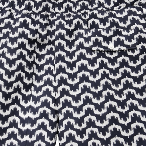 Shorts de bain recyclés pour hommes, imprimé géométrique bleu, séchage rapide, vêtements de plage avec taille élastique, poches à cordon - Product Image 6