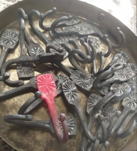 Crochet mural moderne en laiton au design antique avec finition bleue Parfait pour la cuisine, la salle de bain et la suspension de manteaux. - Product Image 3