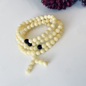 ลูกประคำอำพันบอลติกสีขาว ขนาด 6.5 มม. ลูกประคำอำพันธรรมชาติ พร้อมตัวคั่นสีเชอร์รี่ - Product Image 2