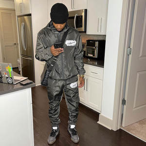 Conjunto de Chaqueta y Pantalón Deportivo para Hombre de Alta Calidad, Chaqueta Cortavientos con Cremallera y Capucha, Chaqueta Cortavientos Personalizada Brillante y Suave - Product Image 1