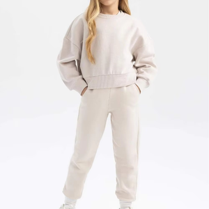 Dernier modèle de vêtements d'hiver pour filles Prix de gros OEM Ensemble pantalon de survêtement et sweat-shirt de couleur unie - Product Image 6