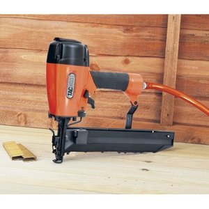 Agrafeuse pneumatique robuste pour travaux de charpente, utilise des agrafes de 14/19-50 mm - Product Image 1