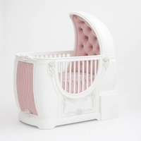Lit bébé en bois de mahogany sculpté, meubles de chambre d'enfant faits à la main en Indonésie