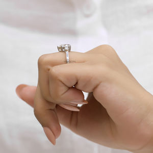 Bague de fiançailles à trois pierres en diamant Moissanite taillé en poire 2 carats, bague de mariage en diamant Trilogie taillée en poire Cadeau parfait pour elle - Product Image 4