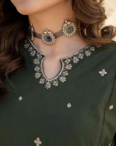 Broderie florale et détail de dentelle Kameez avec mousseline de soie Salwar Dupatta broderie de bordure ornée pour les fêtes en tissu de pelouse - Product Image 3