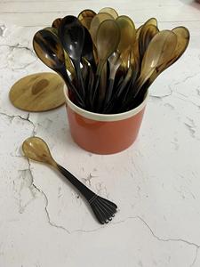 Cuillère en corne de buffle naturelle, fabriquée à la main et polie, parfaite pour servir des épices, des condiments ou pour une utilisation décorative sur la table, de haute qualité - Product Image 3