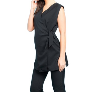Uniforme de salon de beauté personnalisable avec logo, style enveloppant, en polyester et élasthanne, tunique pour femmes, uniforme de spa - Product Image 1