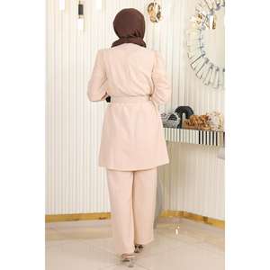 ชุดลำลองสำหรับสุภาพสตรีสำหรับใส่ทำงาน สีเบจ ประดับด้วยหิน พร้อมเข็มขัดที่เสื้อและกางเกงขายาวระดับกลาง ไซส์ XS ถึง 2XL ลายเรียบ - Product Image 4