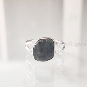 Bague pour femme en argent sterling 925 avec émeraude naturelle brute, pierre de naissance de mai, bijou de créateur - Product Image 1