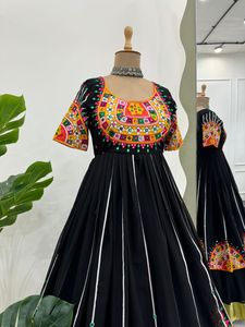 Navratri Special Top-Lehenga con Secuencia de punto chino - Product Image 5