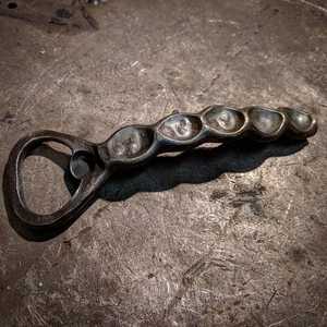 Abrebotellas de hierro en forma de ciervo forjado a mano hecho a medida adecuado para tiendas de suministros vikingos y hidromiel para reventa - Product Image 6