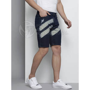 Short en jean pour homme de coupe urbaine avec décoloration unique et ouverture des jambes roulée Short en jean pour homme au toucher doux - Product Image 2