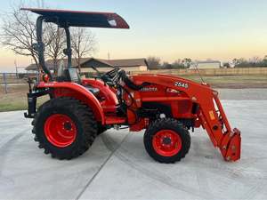 Mini Tractor Kubota L2501D con Cargador Frontal y Retroexcavadora |   Tractor Agrícola Compacto 4x4 de 25 HP |   Vehículo Utilitario Multifuncional - Product Image 2