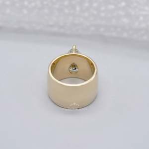 Bague de fiançailles en diamant de laboratoire certifié IGI, taille poire, avec large alliance en or jaune, clarté I VVS - Product Image 4