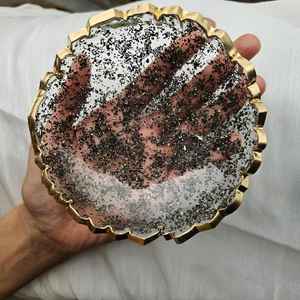 El Molde de resina utilizado tiene un borde espectacular, festoneado o dentado que imita deliberadamente el perímetro irregular y revestido de cristal. - Product Image 4