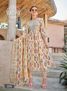 Exportación por nueva tela de muselina India exclusiva Long Nayra Cut Gawn con pantalón y Dupatta Set Diseñador elegante Mujeres Nayra Cut Suits - Product Image 4