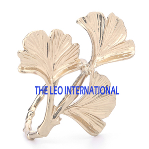 Porte-serviettes branche florale dorée décor de table élégant pour table à manger et accessoires de cuisine - Product Image 2