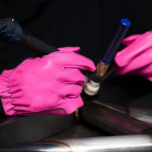 ถุงมือเชื่อมหนังวัวสีชมพูแบบกำหนดเอง แขนยาว ผลิตตามแบบ OEM ดีไซน์เรียบง่าย - Product Image 4