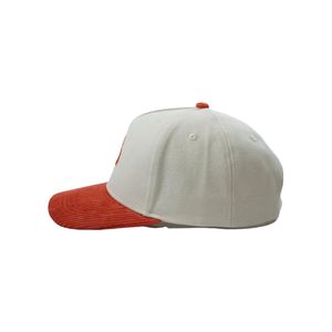 Casquette de golf 5 panneaux personnalisée avec logo brodé OEM, visière en velours côtelé et clip métallique en cuivre pour un style sur et hors le terrain - Product Image 2