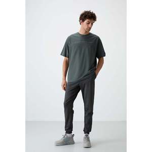 เสื้อยืดโอเวอร์ไซส์สีกากีสำหรับผู้ชายของแอร์ จอนส์พร้อมพื้นผิวเนื้อหนาและดีไซน์พิมพ์ลาย ผ้าคอตตอนผสมที่สวมใส่สบาย - Product Image 3
