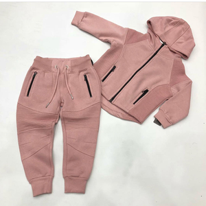 ชุดแทรคสูทเด็กสไตล์มอเตอร์ไซค์สีดำแบบกำหนดเอง เสื้อฮู้ดมีซิปและกางเกงจ็อกเกอร์ ผ้าคอตตอนผสมเนื้อนุ่ม พร้อมโลโก้ส่วนตัว - Product Image 4